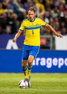 Sveriges Andreas Granqvist med bollen