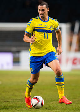 Sveriges Zlatan Ibrahimovic med bollen