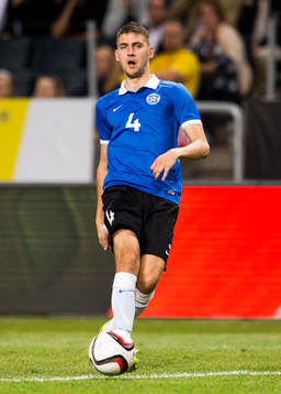 Estlands Igor Morozov med bollen