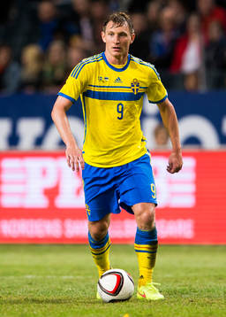 Sveriges Kim Källström med bollen