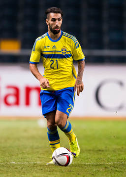 Sveriges Jimmy Durmaz  med bollen