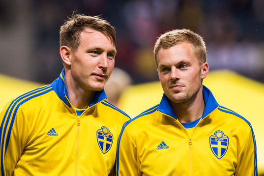 Sveriges Kim Källström och Sebastian Larsson innan