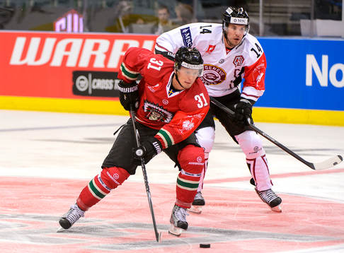 Frölundas Nicklas Lasu jagas av Genève Sevettes Taylor