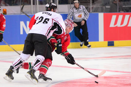 Frölunda Andreas Johnson tacklas av Genève Sevettes Chris
