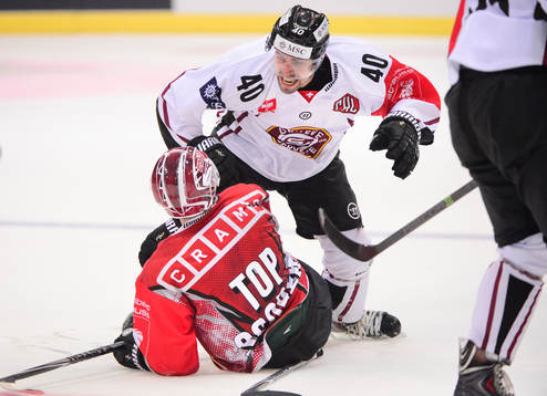 Genève Sevettes Daniel Rubin attackerar Frölundas Andreas