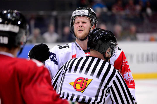 Genève Sevettes Daniel Vukovic skriker åt en
