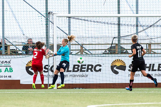Eskilstunas Malin Diaz gör 0-2 bakom Göteborgs målvakt