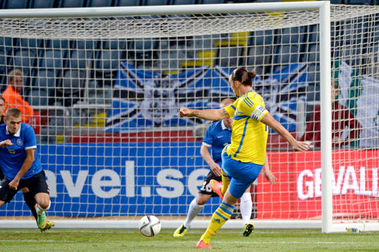 Sveriges Zlatan Ibrahimovic gör 1- 0