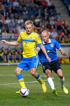 Sveriges Sebastian Larsson utmanas av Estlands Joel Lindpere
