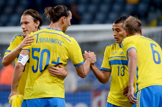 Sveriges Zlatan Ibrahimovic firar han gjort 2-0 med