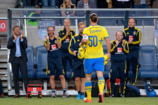 Sveriges Zlatan Ibrahimovic firar han gjort 2-0 med