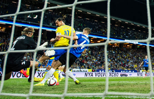 Sveriges Zlatan Ibrahimovic klackar in 2-0 bakom Estlands