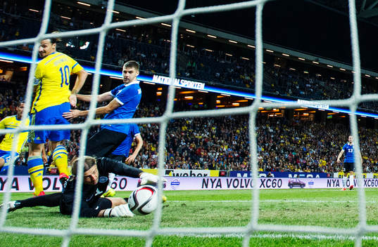 Sveriges Zlatan Ibrahimovic klackar in 2-0 bakom Estlands