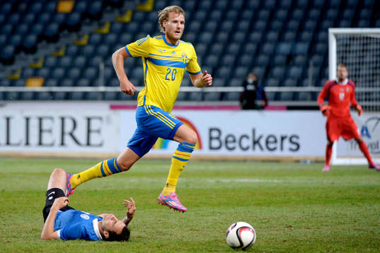 Sveriges Ola Toivonen passerar Estlands Sergei Zenjov som