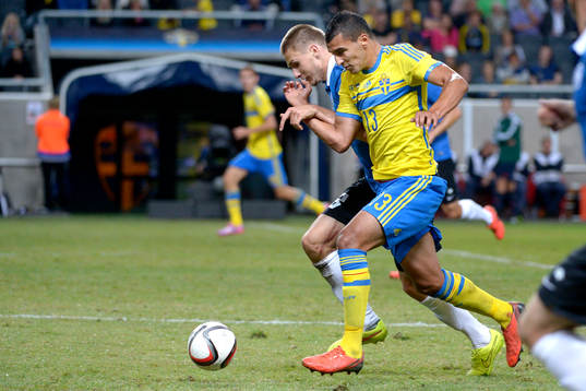 Sveriges Nabil Bahoui tar sig förbi Estlands Karol Mets