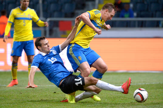 Estlands Sergei Zenjov tacklar Sveriges Kim Källström