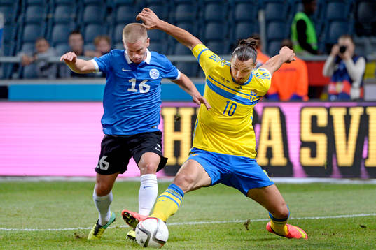 Estlands Ilja Antonov i kamp om bollen med Sveriges Zlatan
