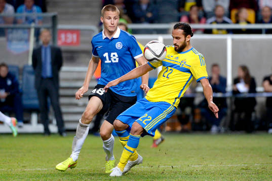 Estlands Karol Mets jagar Sveriges Erkan Zengin