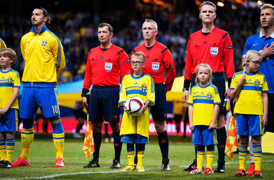 Filip från Min stora dag håller i matchbollen