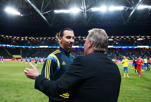 Sveriges Zlatan Ibrahimovic kramas om av Svenska