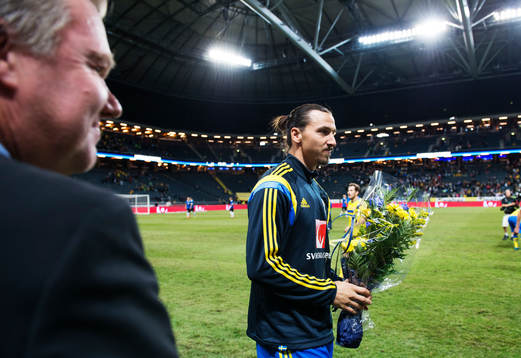 Sveriges Zlatan Ibrahimovic får blommor av Svenska
