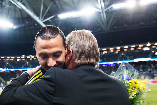 Sveriges Zlatan Ibrahimovic kramas om av Svenska