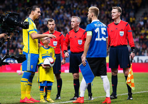 Filip från Min stora dag håller i matchbollen när
