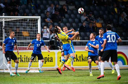 Sveriges Zlatan Ibrahimovic tar ner bollen på en hörna