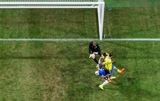 Sveriges Zlatan Ibrahimovic klackar in 2-0 bakom Estlands