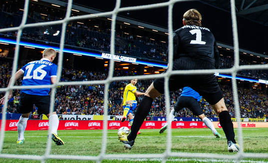Sveriges Zlatan Ibrahimovic skjuter in 1-0