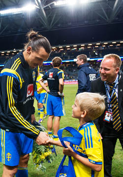 Sveriges Zlatan Ibrahimovic tar emot priset som matchens