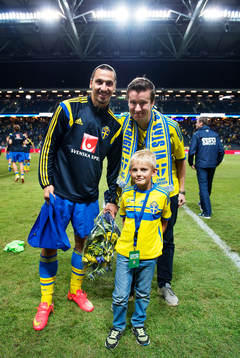 Sveriges Zlatan Ibrahimovic tog emot priset som matchens