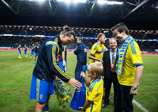 Sveriges Zlatan Ibrahimovic tar emot priset som matchens