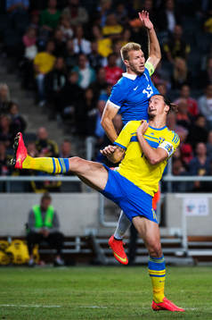 Sveriges Zlatan Ibrahimovic i en duell med Estlands Ragnar