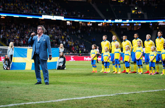 Tommy Körberg sjunger