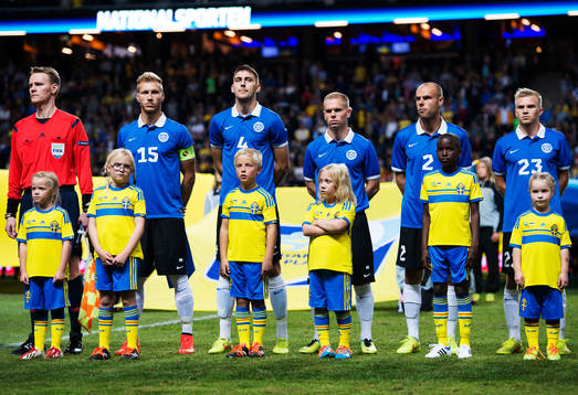 Estlands lag med knattar framför sig