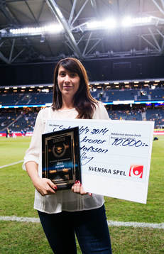 Emma Gustafsson poserar med ett diplom och check från