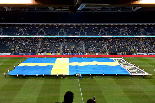 Svenska flaggan i jätteformat fälls ut