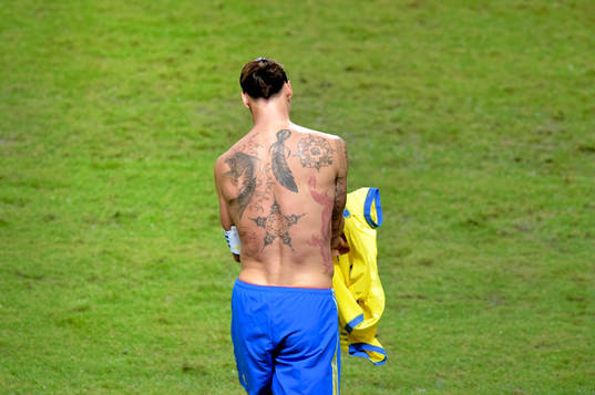 Sveriges Zlatan Ibrahimovic i bar överkropp visande hans