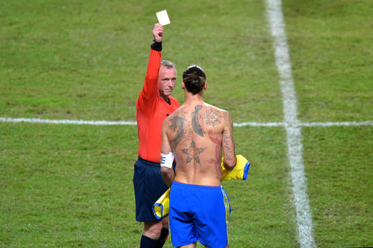 Sveriges Zlatan Ibrahimovic varnas av domare Kristinn