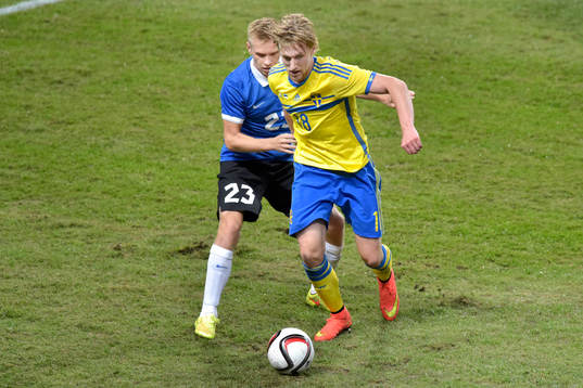 Sveriges Emil Forsberg jagas av Estlands Taijo Teniste