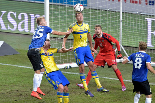 Sveriges Andreas Granqvist nickar undan framför eget mål