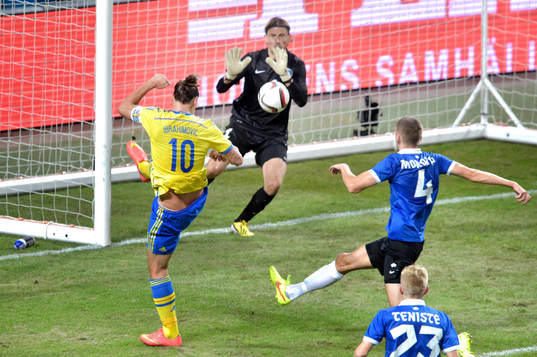 Sveriges Zlatan Ibrahimovic skjuter