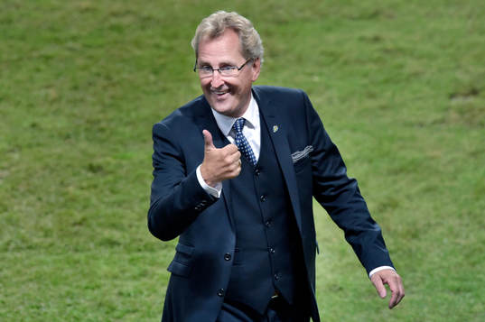 Sveriges förbundskapten Erik Hamrén ger tummen upp