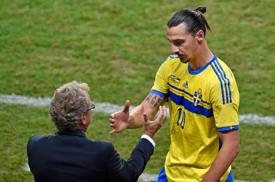 Sveriges Zlatan Ibrahimovic tackar förbundskapten Erik