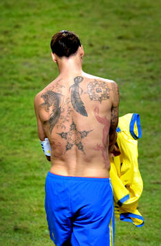 Sveriges Zlatan Ibrahimovic i bar överkropp visande hans