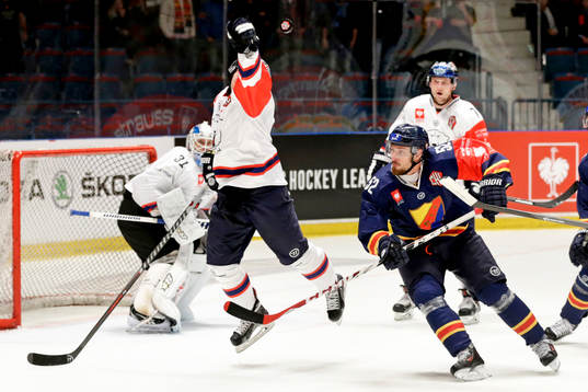 Djurgårdens Mikael Ahlén (th) håller koll när Eisbären
