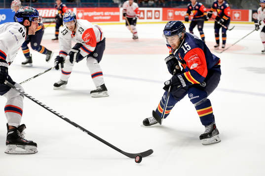 Djurgårdens Steve Saviano försöker ta sig förbi