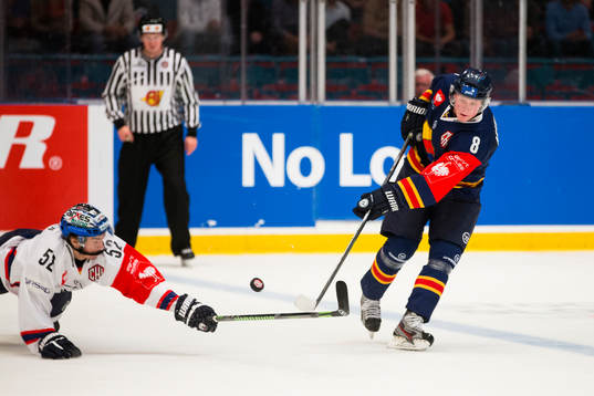 Eisbären Berlins Sven Ziegler täcker ett skott från