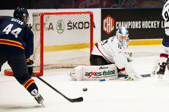 Djurgårdens Mattias Guter med en målchans mot Eisbären